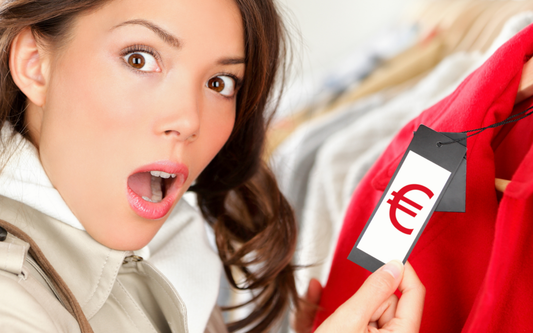 Immagine di una donna che guarda sorpresa e spaventata l'etichetta del prezzo di un capo di abbigliamento di colore rosso