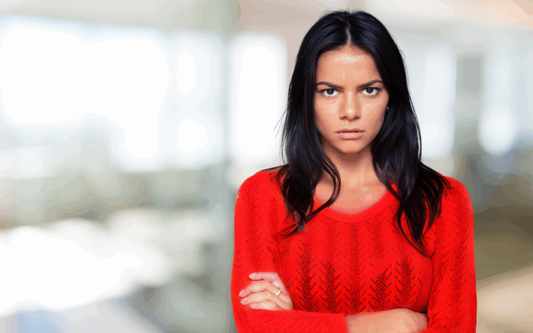 Donna con espressione seria e braccia conserte, rappresentazione simbolica dell’ossessione per i like sui social media e del rischio di perdere visibilità autentica nel marketing digitale.