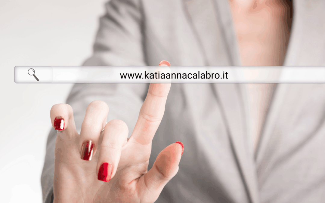 Mano femminile con smalto rosso che tocca una barra di ricerca online con la scritta www.katiannacalabro.it , simbolo della visibilità e del posizionamento dei contenuti web nell’era Google Gemini.